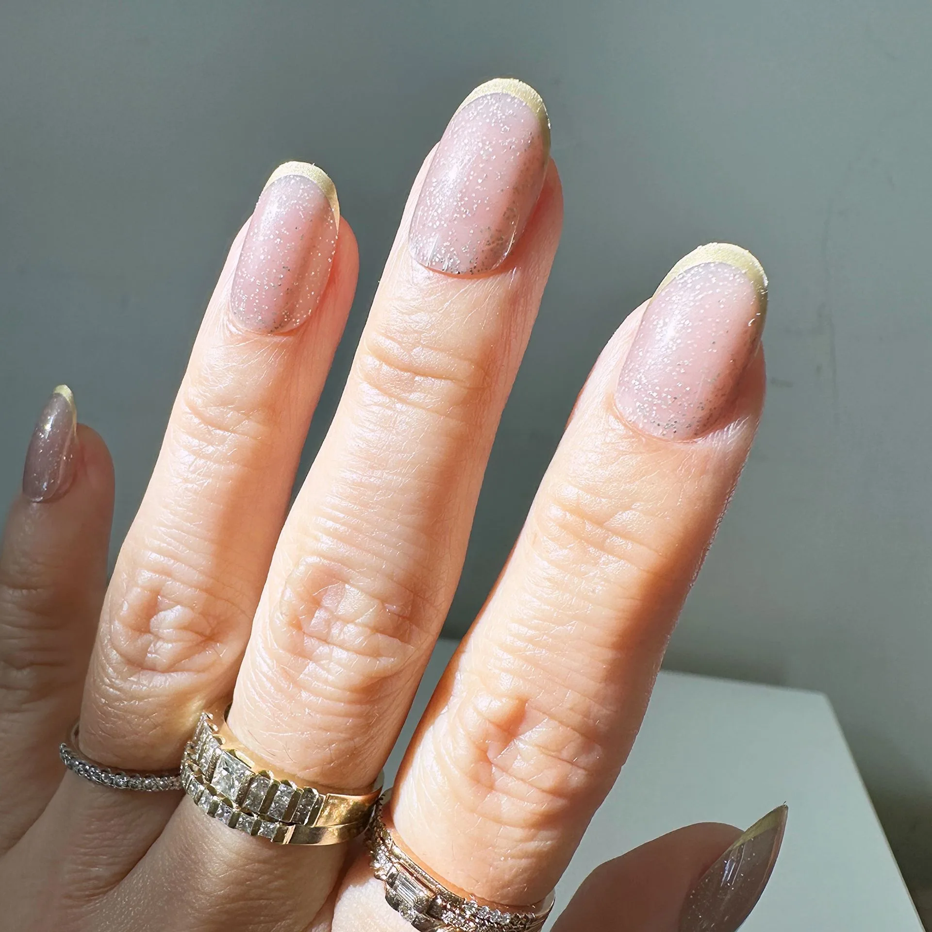 Unghie press-on glam istantaneo: Radiant Edge vs Black Biker