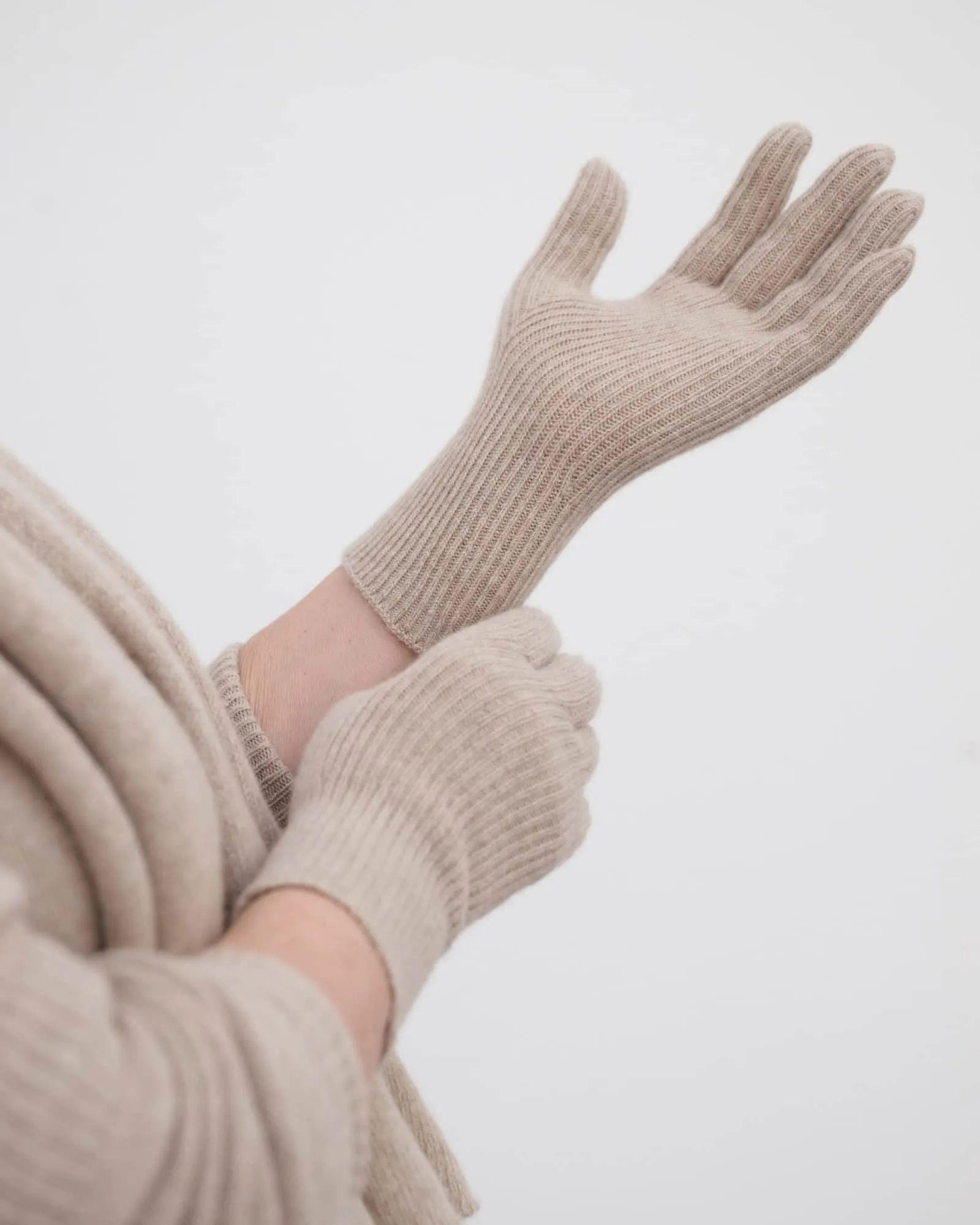 Cómo cuidar los guantes acanalados para mantenerlos suaves