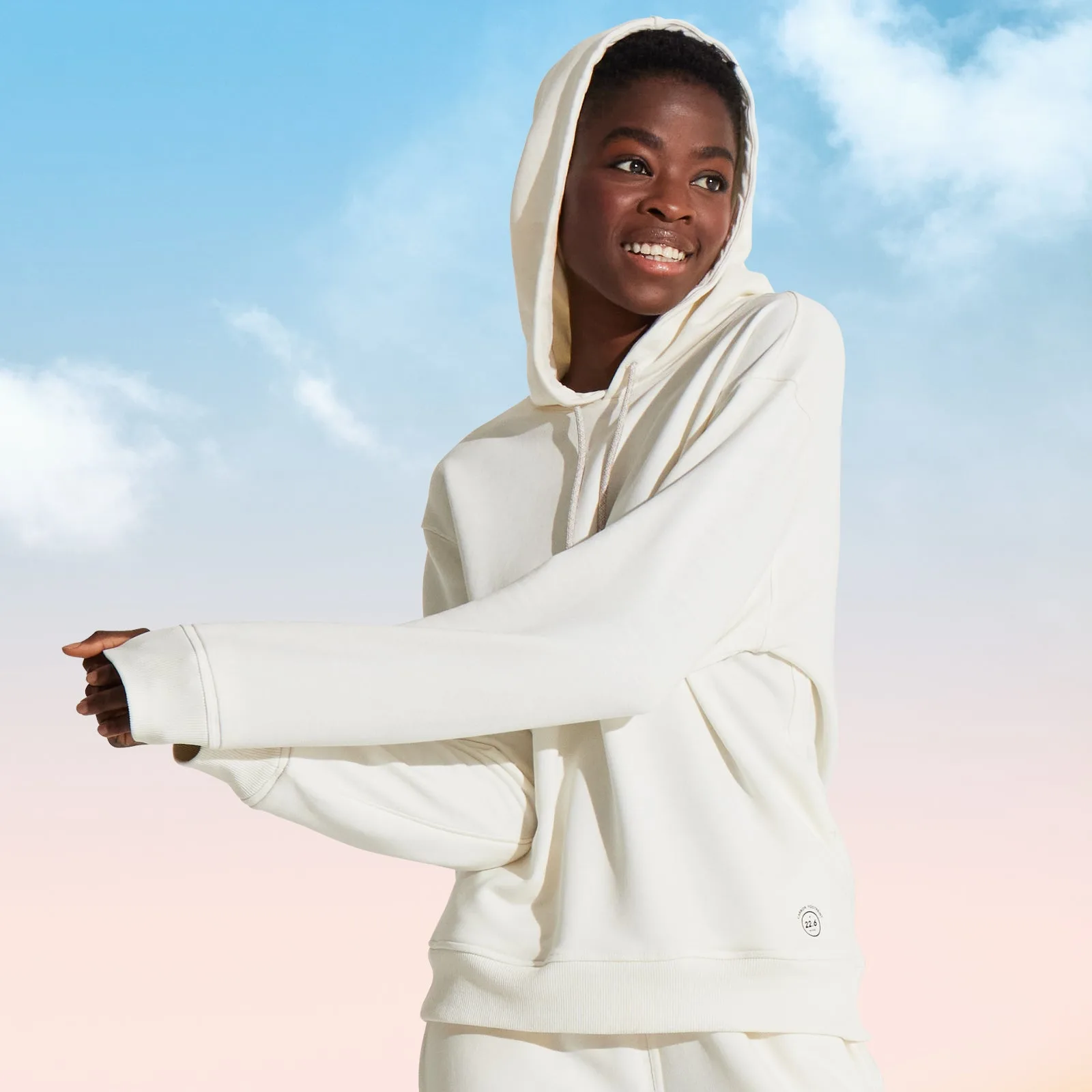 كيف تنسقين هودي Allbirds R&R لإطلالة يومية