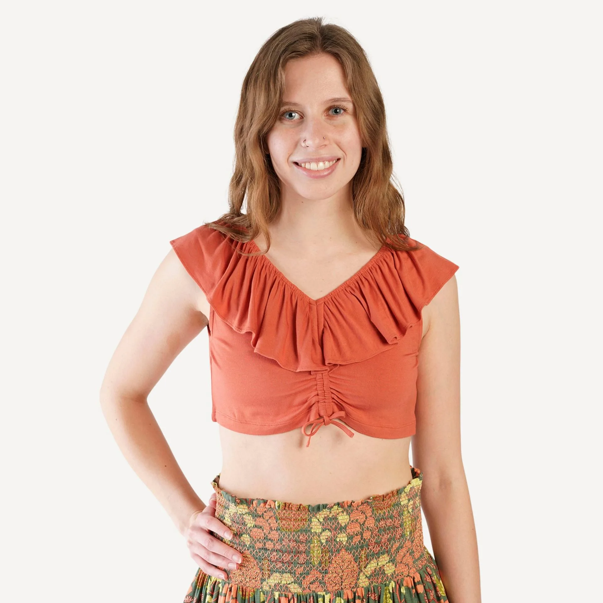 Top de bambú con volantes y escote V vs. pantalón de pierna ancha