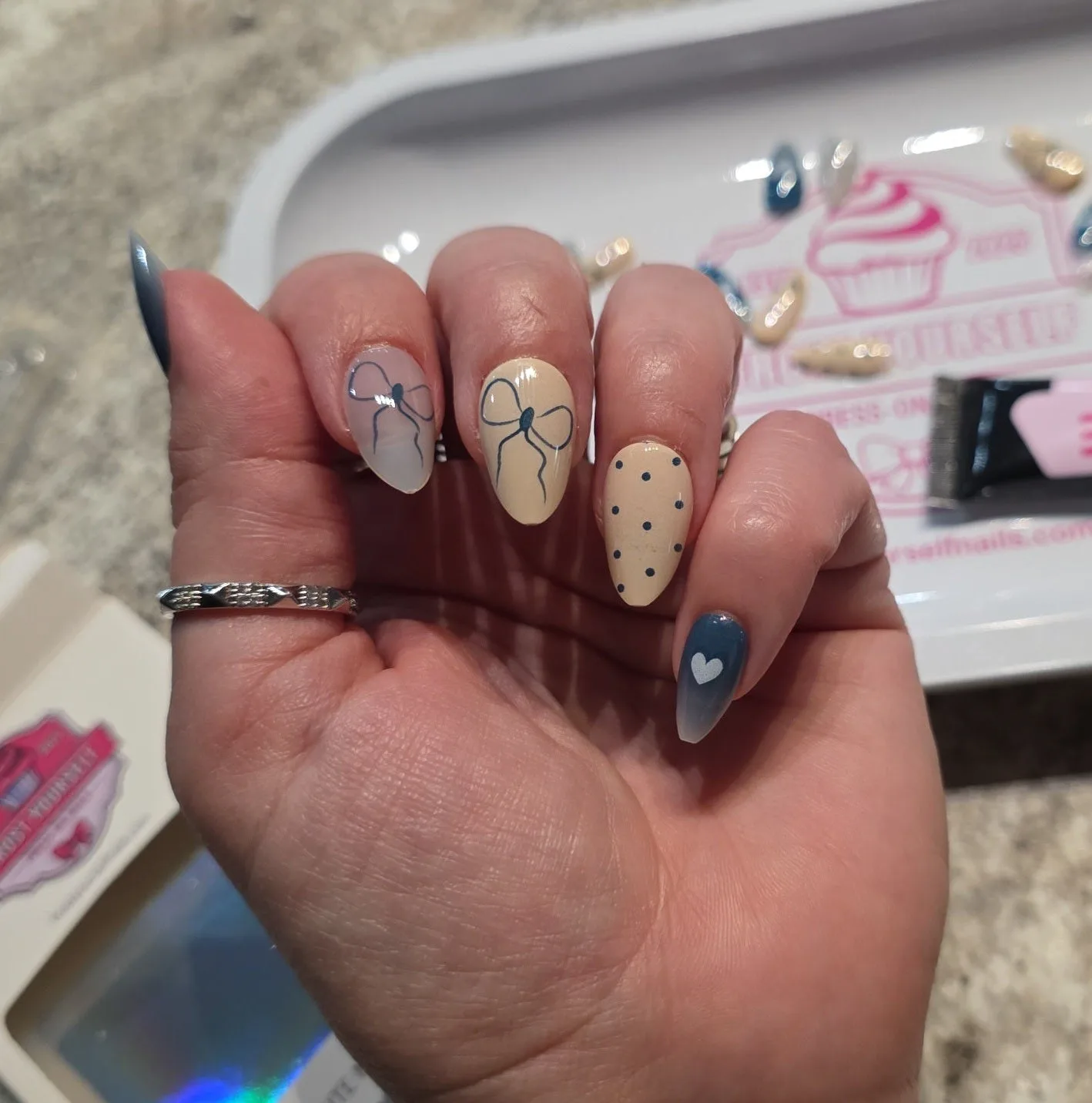 Ongles press-on Blue Bow : idées de style pour chaque occasion
