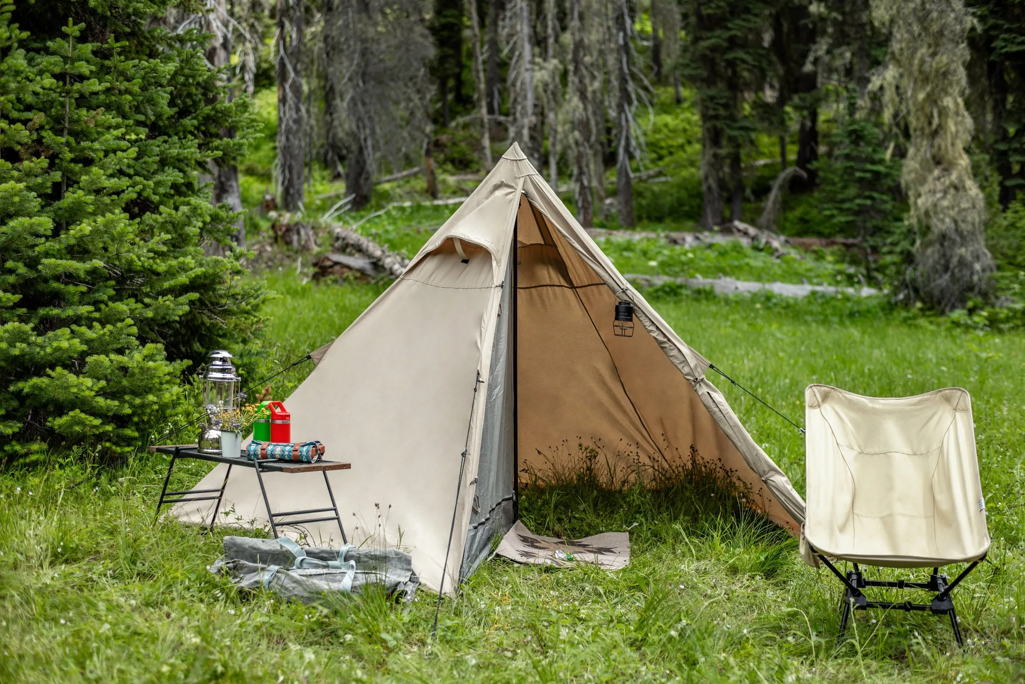 Cómo empacar un saco de dormir para mochilero y moto camping