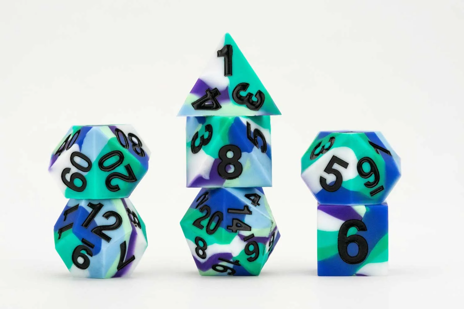 Utiliser des dés en silicone à bords nets pour les RPG