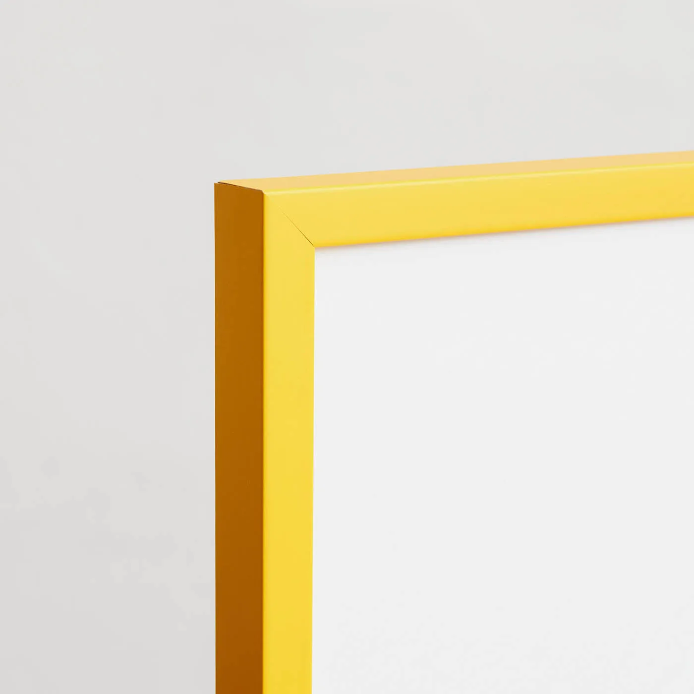 Cornice in legno giallo: consigli di stile per la tua arte da parete