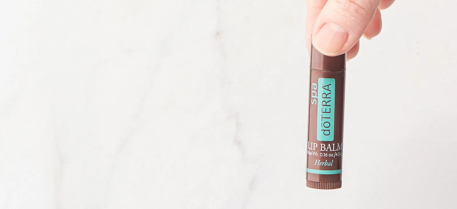 Jak stosować doTERRA spa Lip Balm Herbal na suche usta