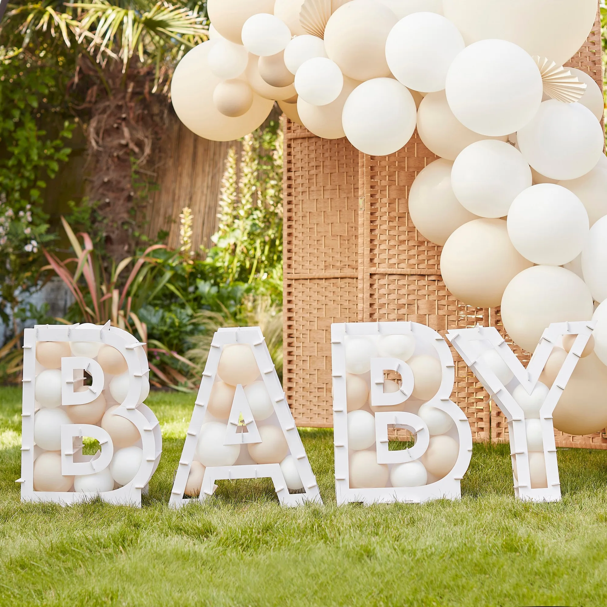 Come allestire un supporto a mosaico di palloncini per il baby shower