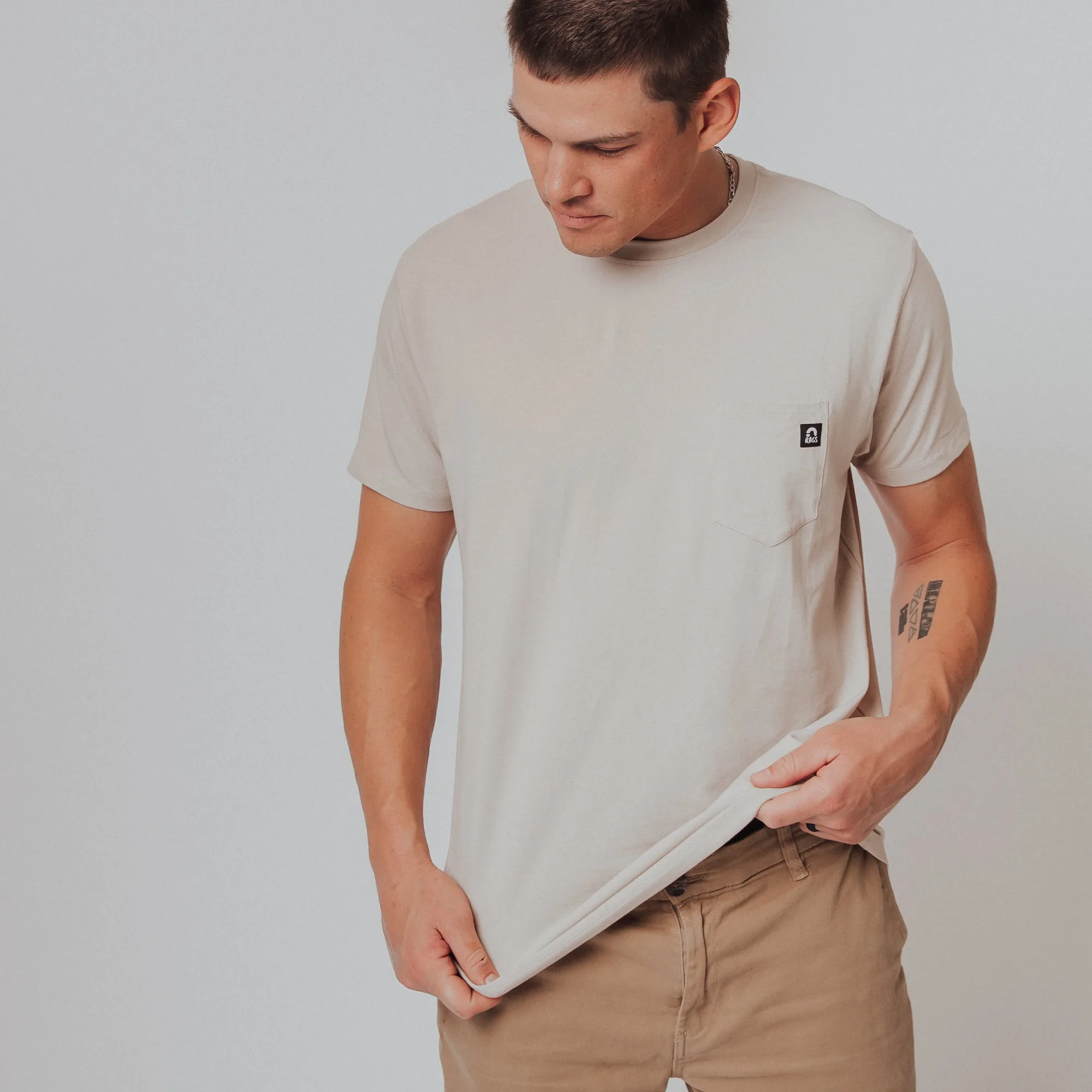 Comparaison des couleurs : T-shirt homme poche Curry vs. Stone Gray