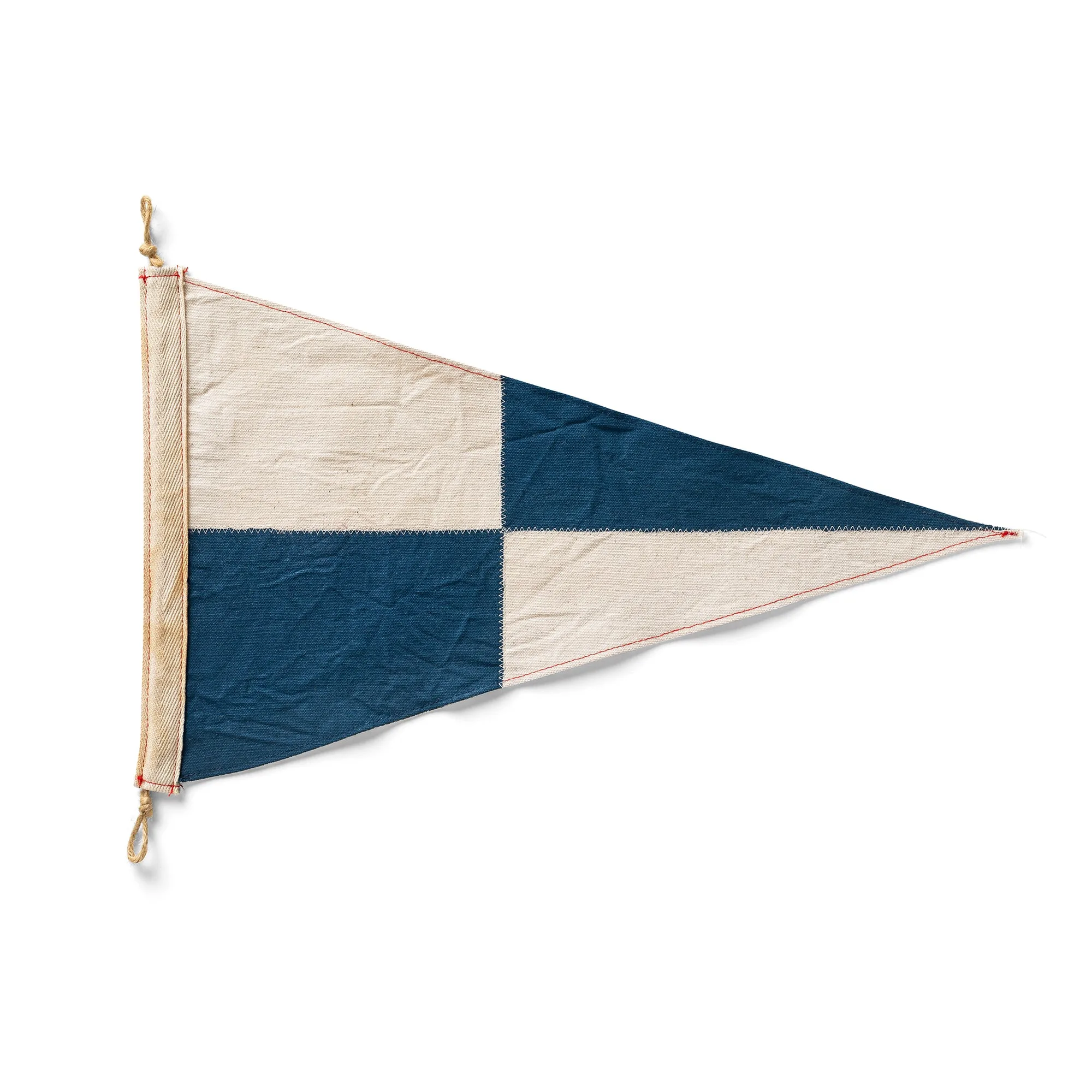 Bandera de cuadros marinos vs. bandera de rayas rojas y amarillas: ¿cuál elegir?
