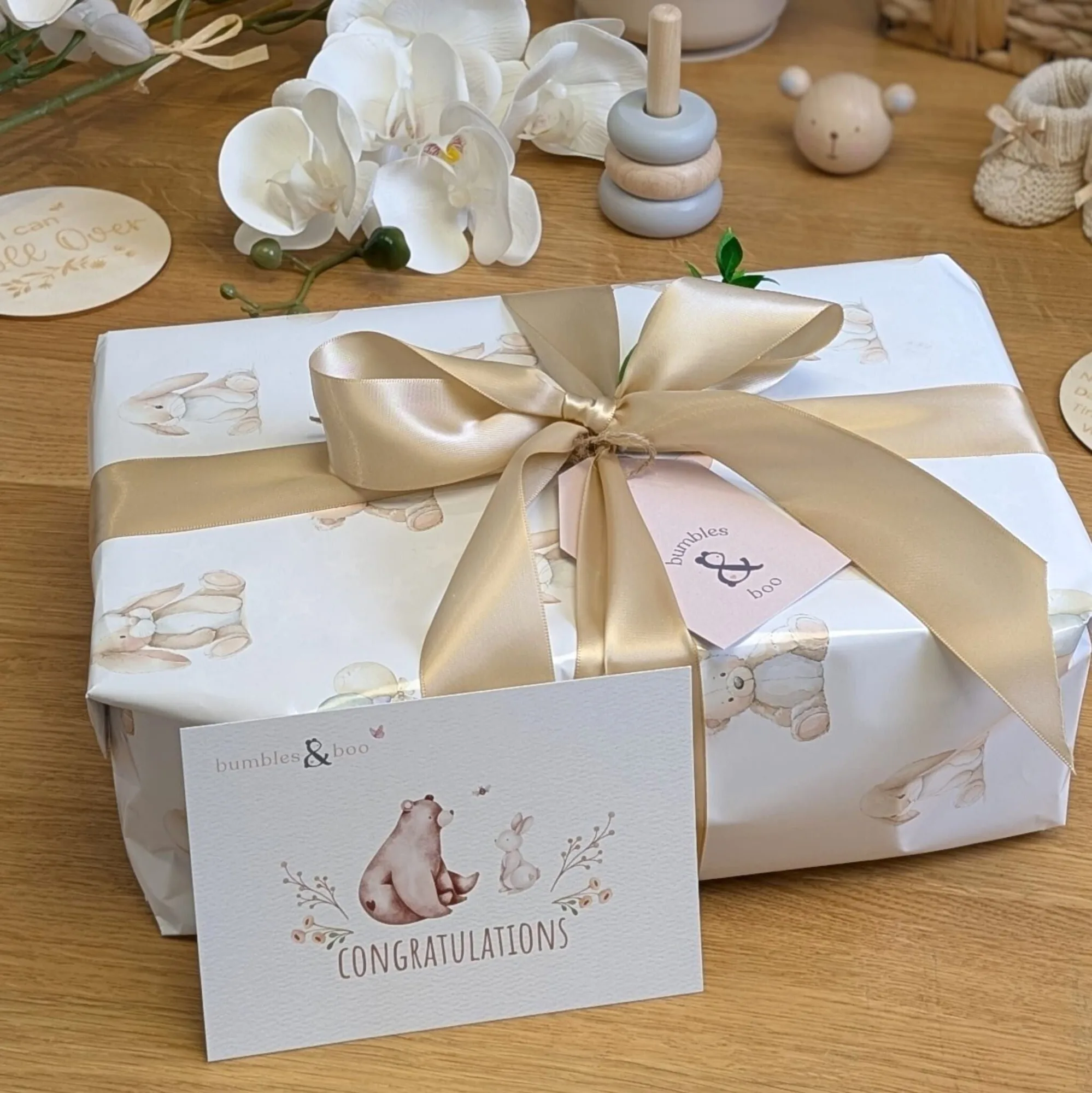 Comment emballer un cadeau de bébé avec un papier luxueux