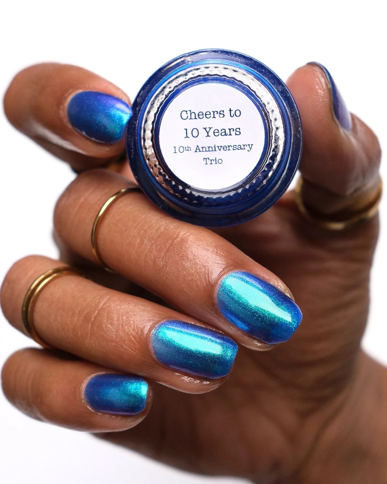 10 años de brillo azul: look de uñas aniversario