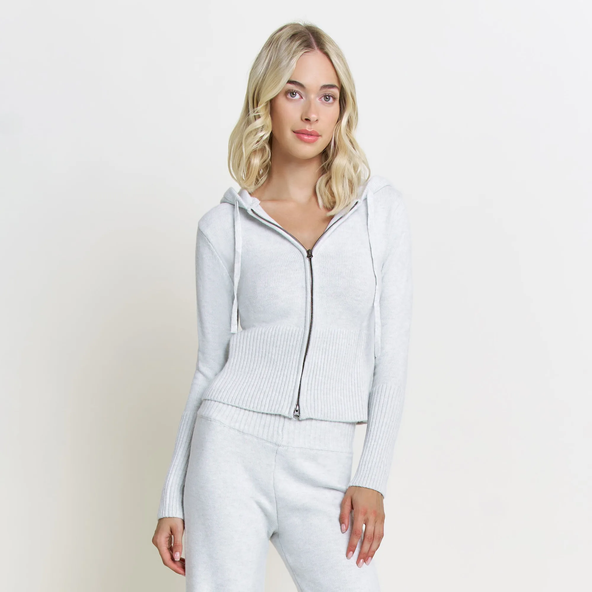 Come abbinare un set felpa con zip e pantaloni per uscite casual