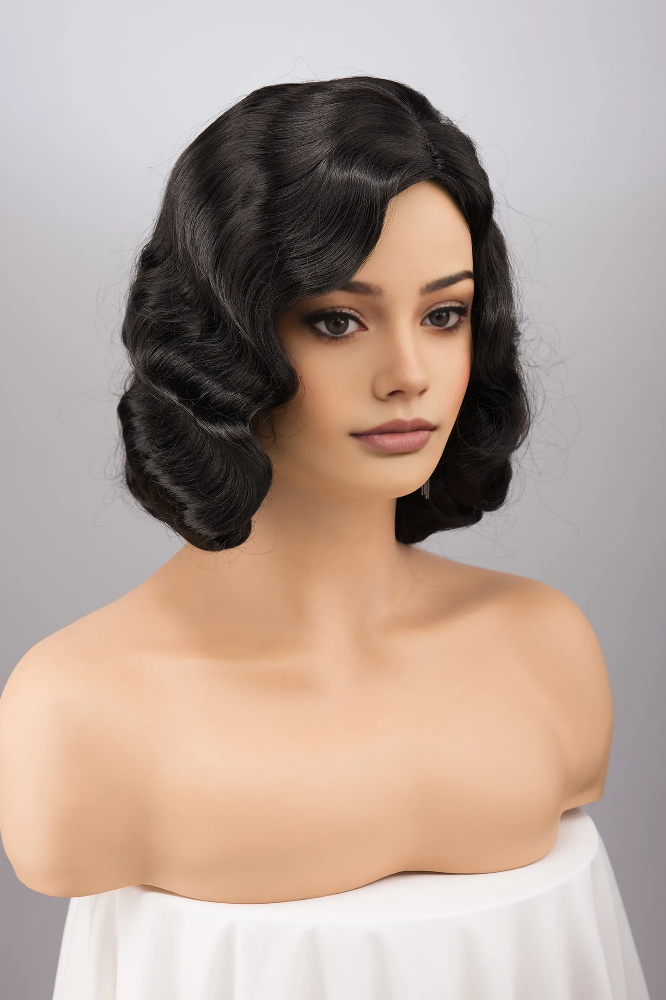 Come acconciare una parrucca sintetica a onde per un look vintage