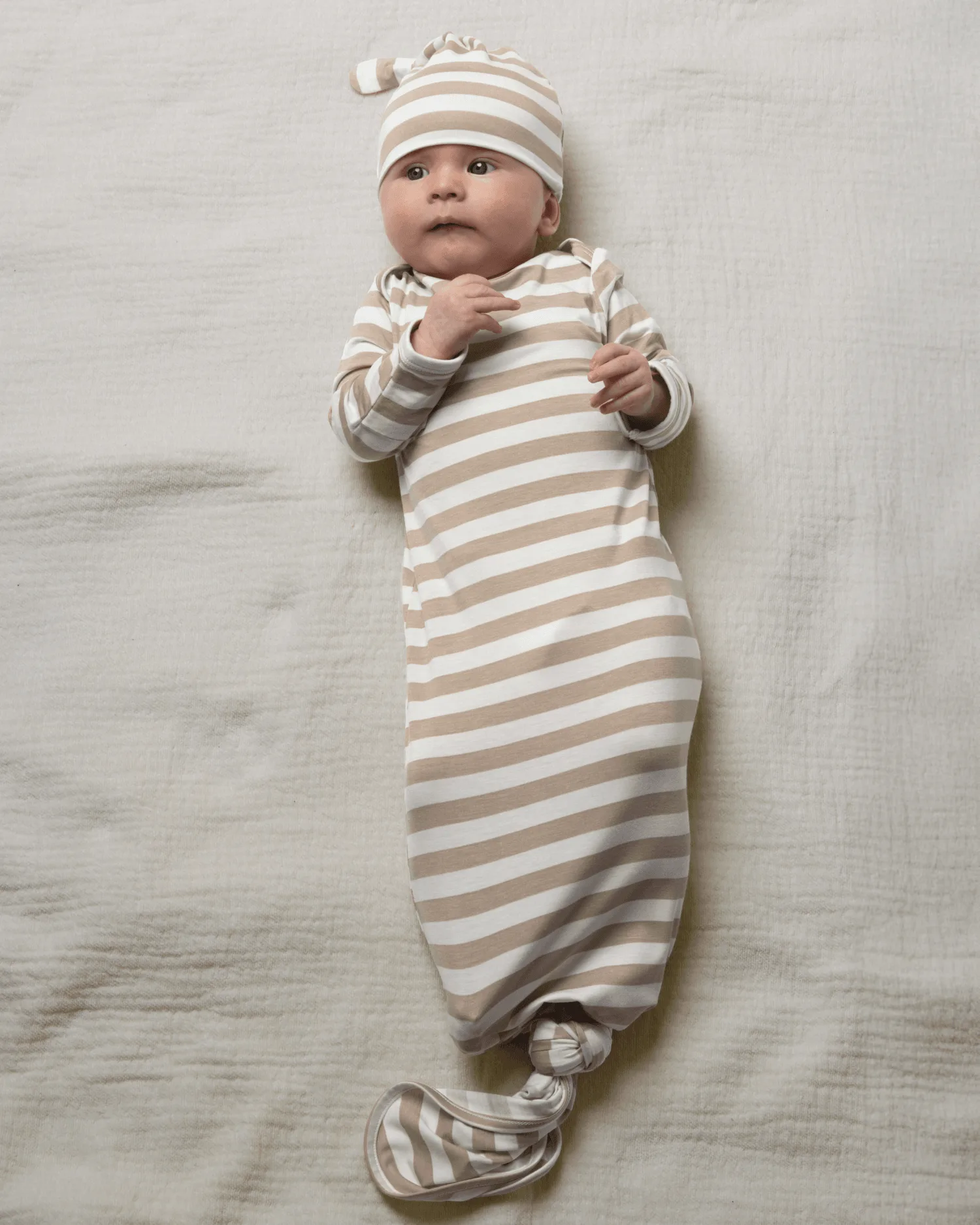 Vestido de bebé anudado de bambú y gorro | Rayas beige