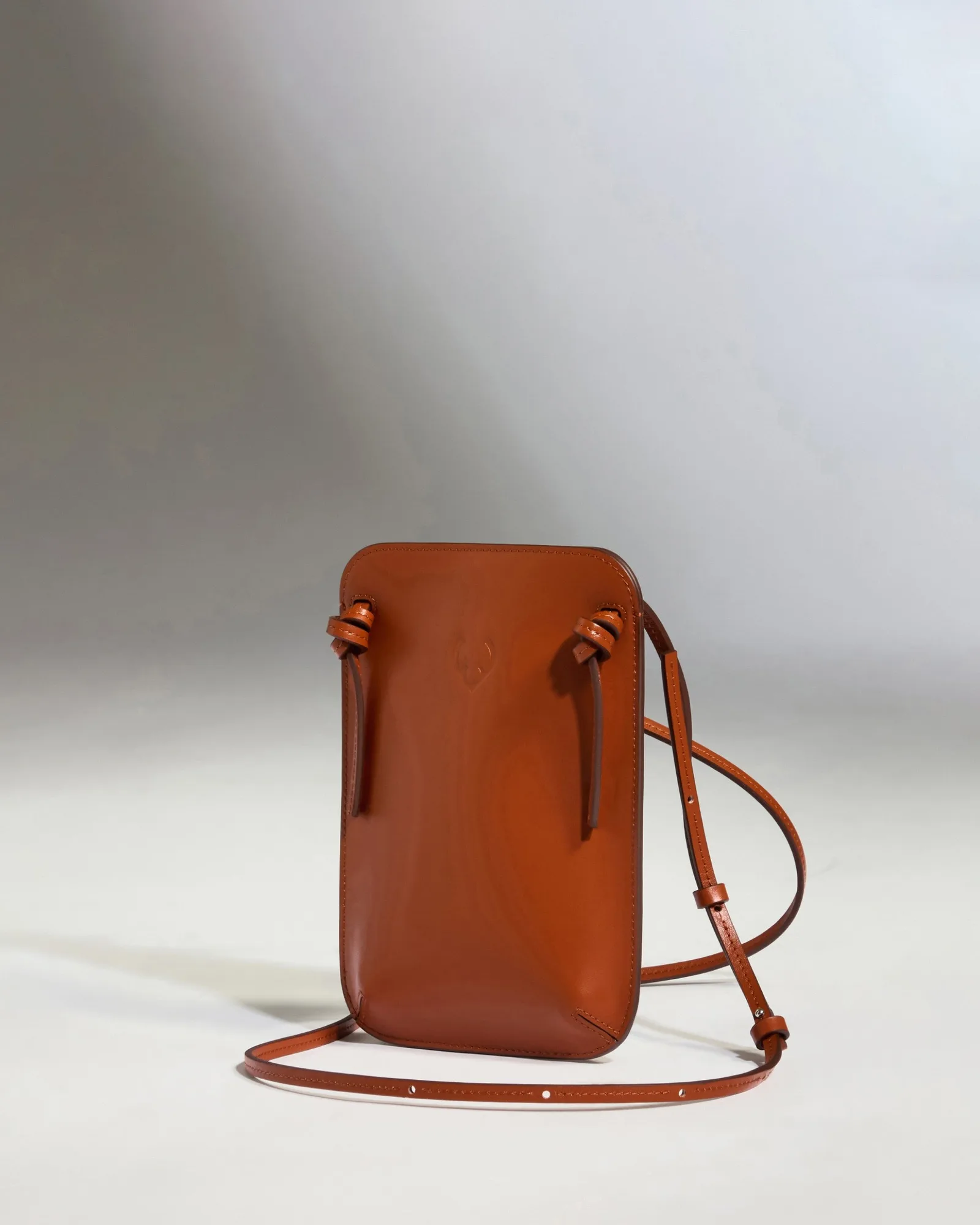Reinigung und Pflege einer Crossbody-Tasche