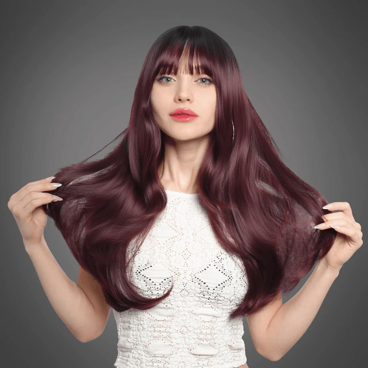 Peut-on coiffer à la chaleur une perruque Undone Waves 25 pouces cerise bordeaux foncé ?