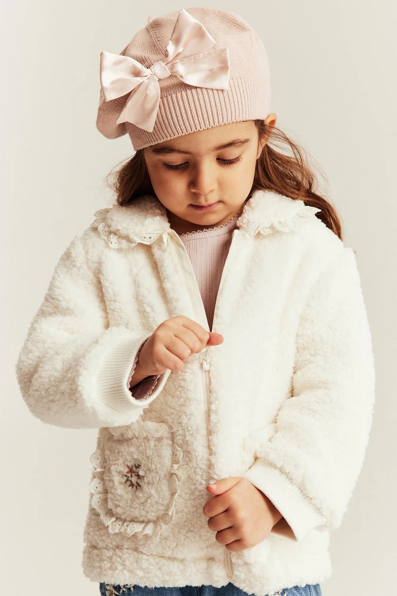 Comment superposer une veste polaire bébé pour les promenades hivernales