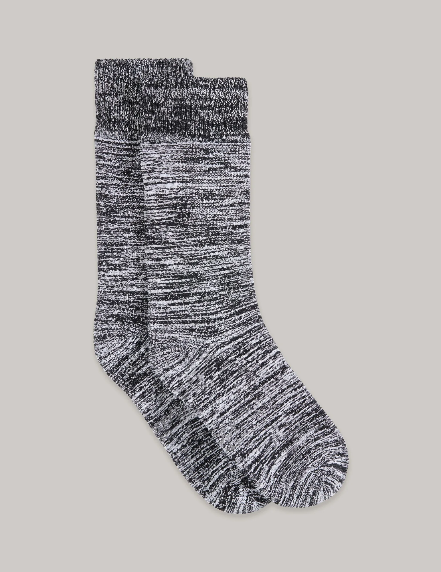 Chaussettes épaisses vs. chaussettes classiques pour dormir : lesquelles gardent vos pieds au chaud ?