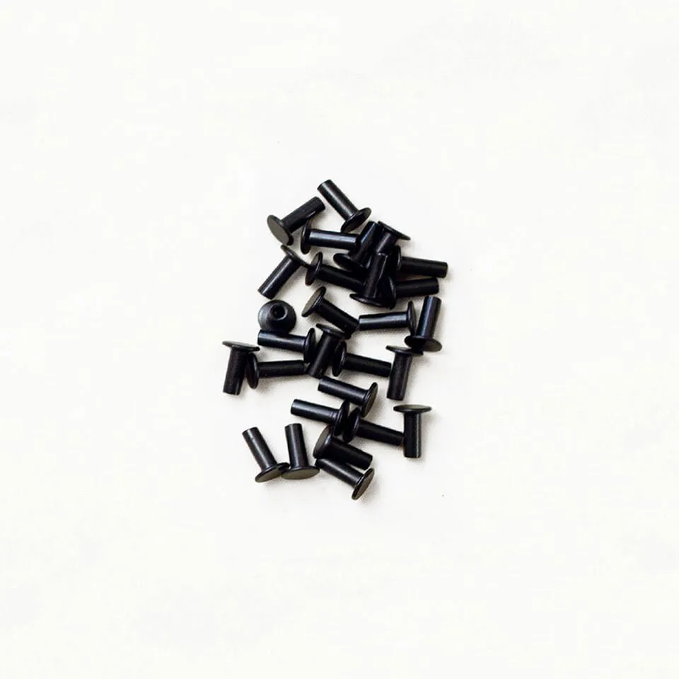 Remaches tubulares vs tornillos Chicago para herrajes de bolsos