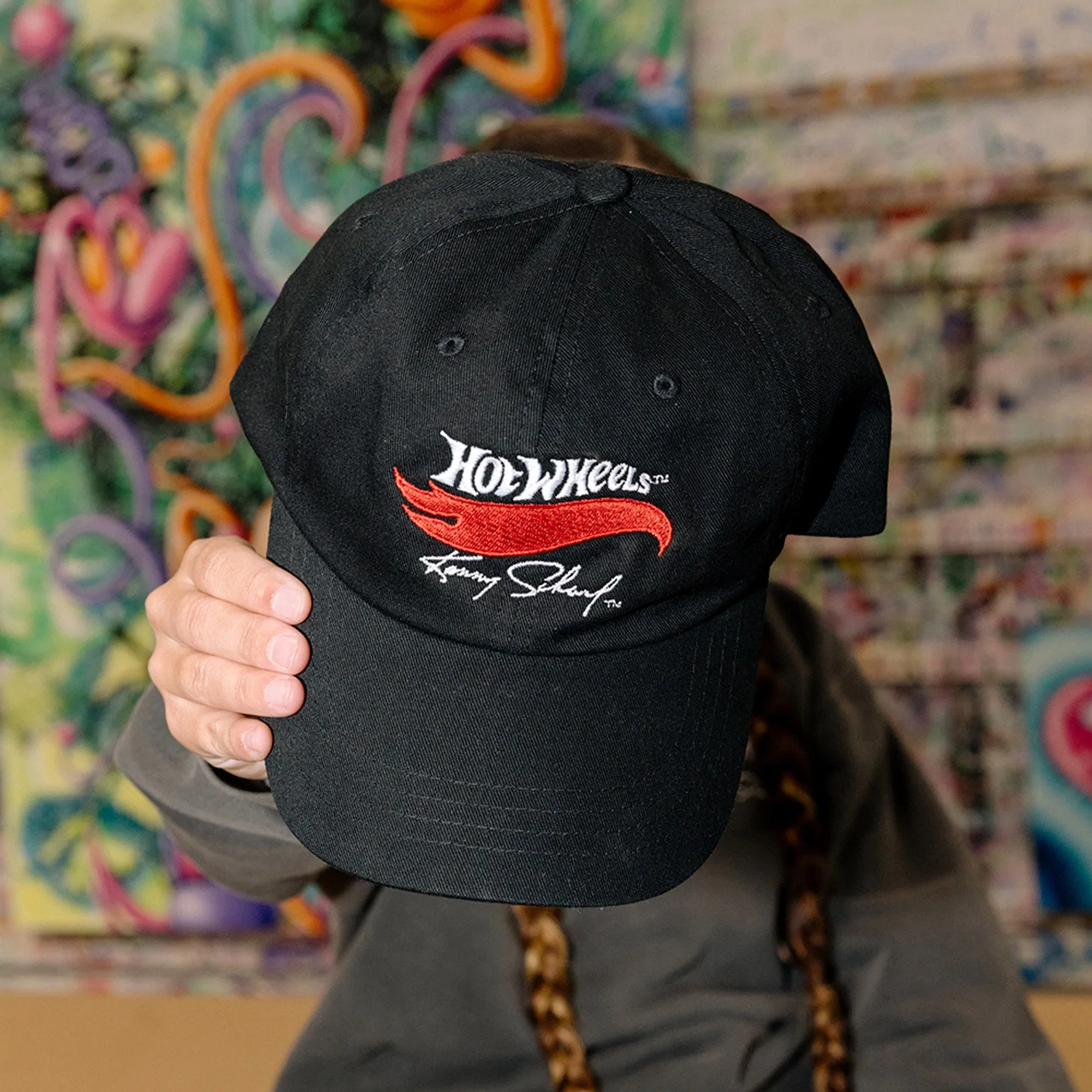 Dicas de estilo para o boné Dad Hat Hot Wheels x Kenny Scharf