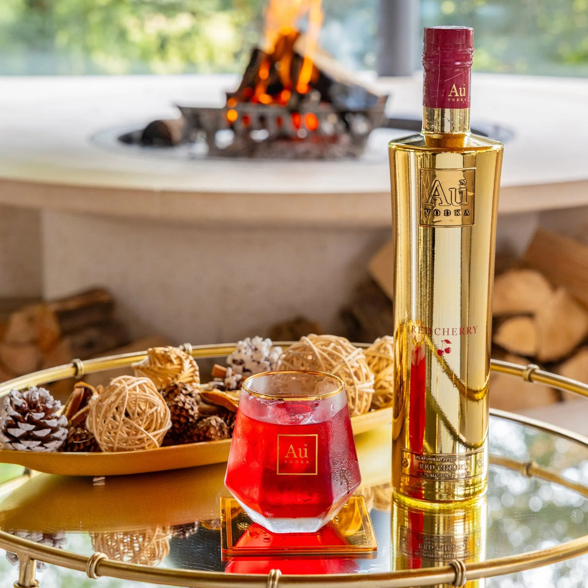 Au Vodka Red Cherry 70cl dan Gelas: Pasangan Hadiah Sempurna