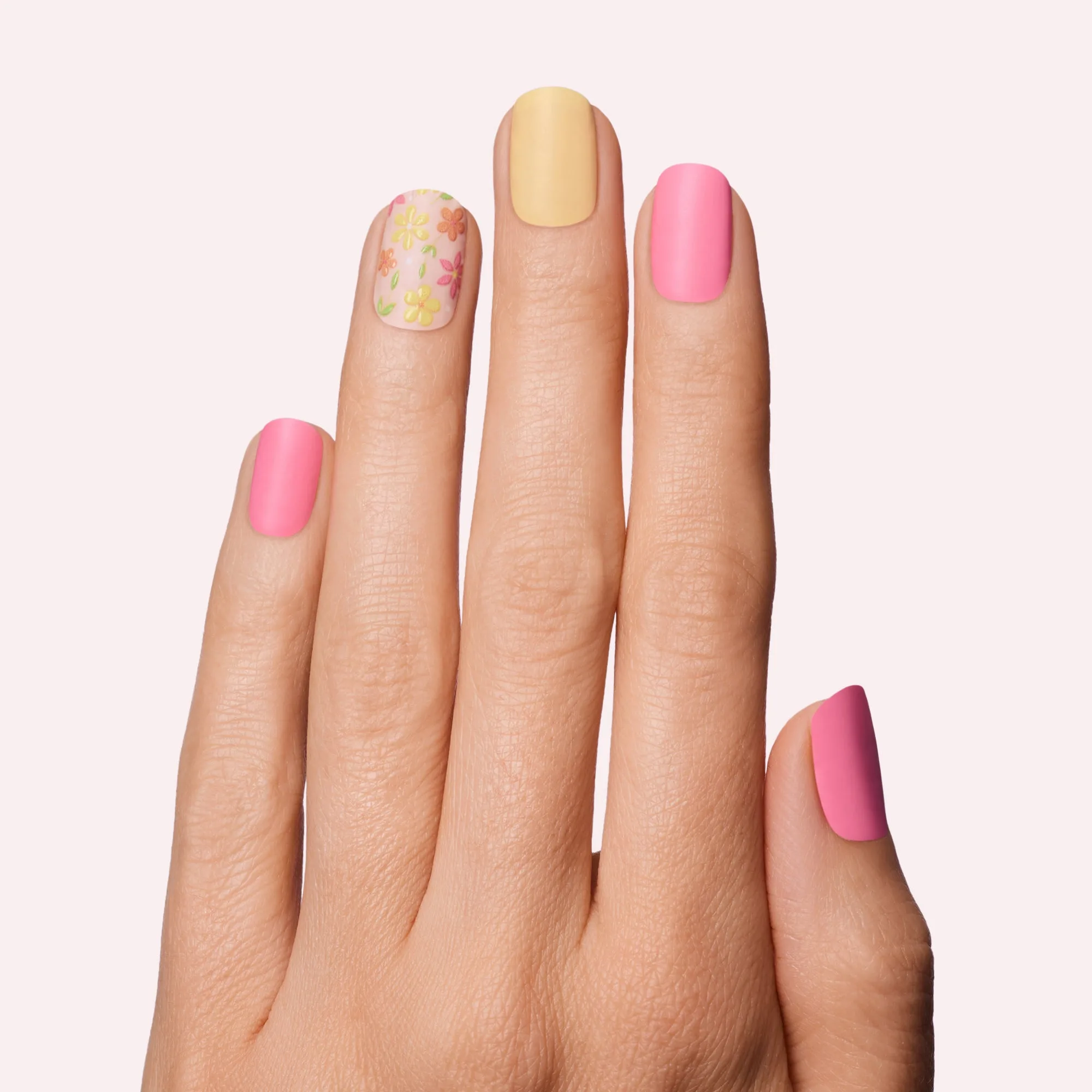 Tonos de uñas rosas o neutros: cómo elegir según tu piel