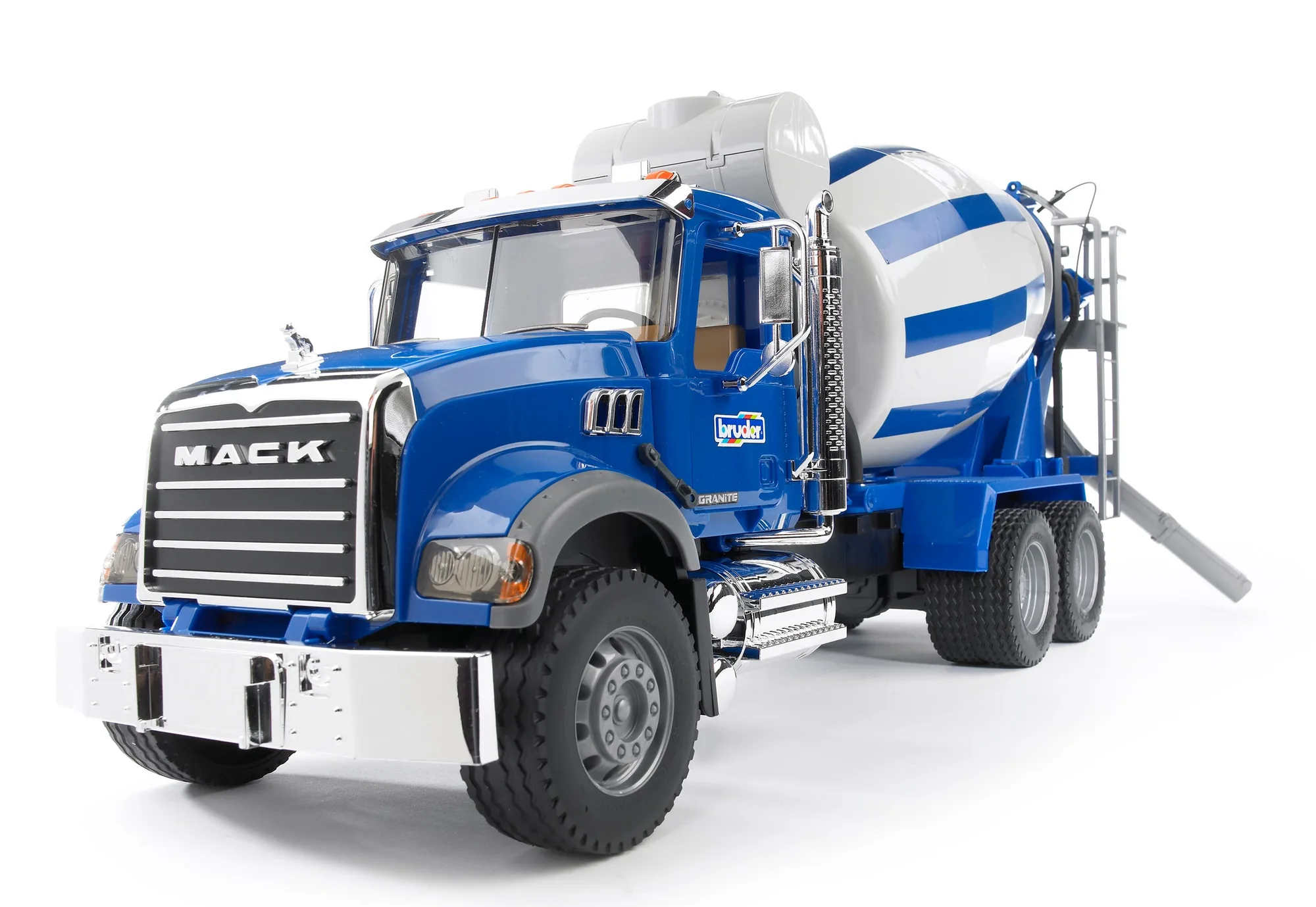 Bruder Mack Granite Hormigonera vs. Camión de Madera