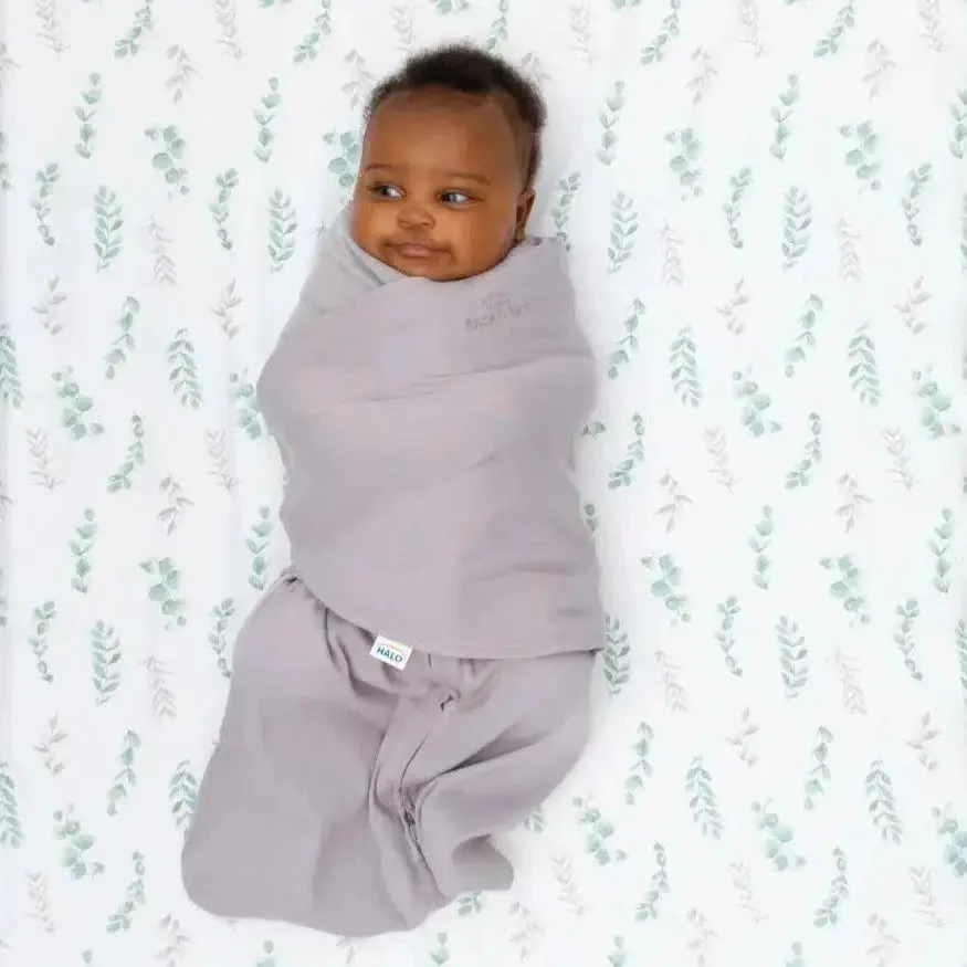 Swaddle vs spací pytel: Co pomůže miminku lépe spát?