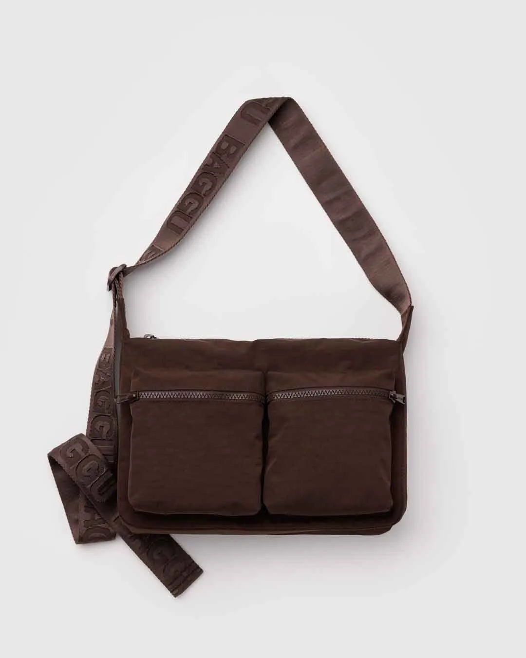 ماذا تتسع حقيبة Cargo Crossbody المتوسطة؟ اختبار حقيقي