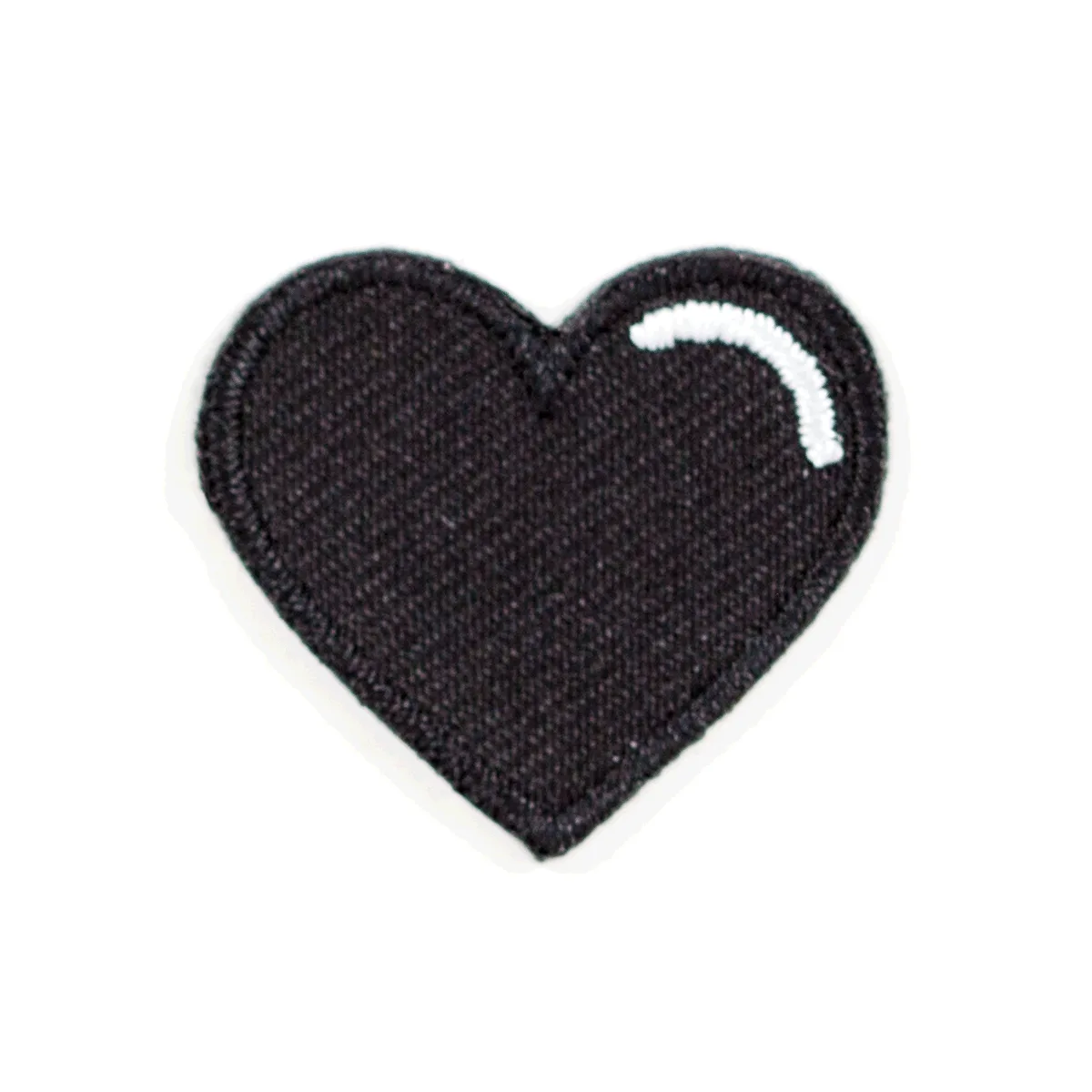 Een stickerpatch op een rugzak strijken