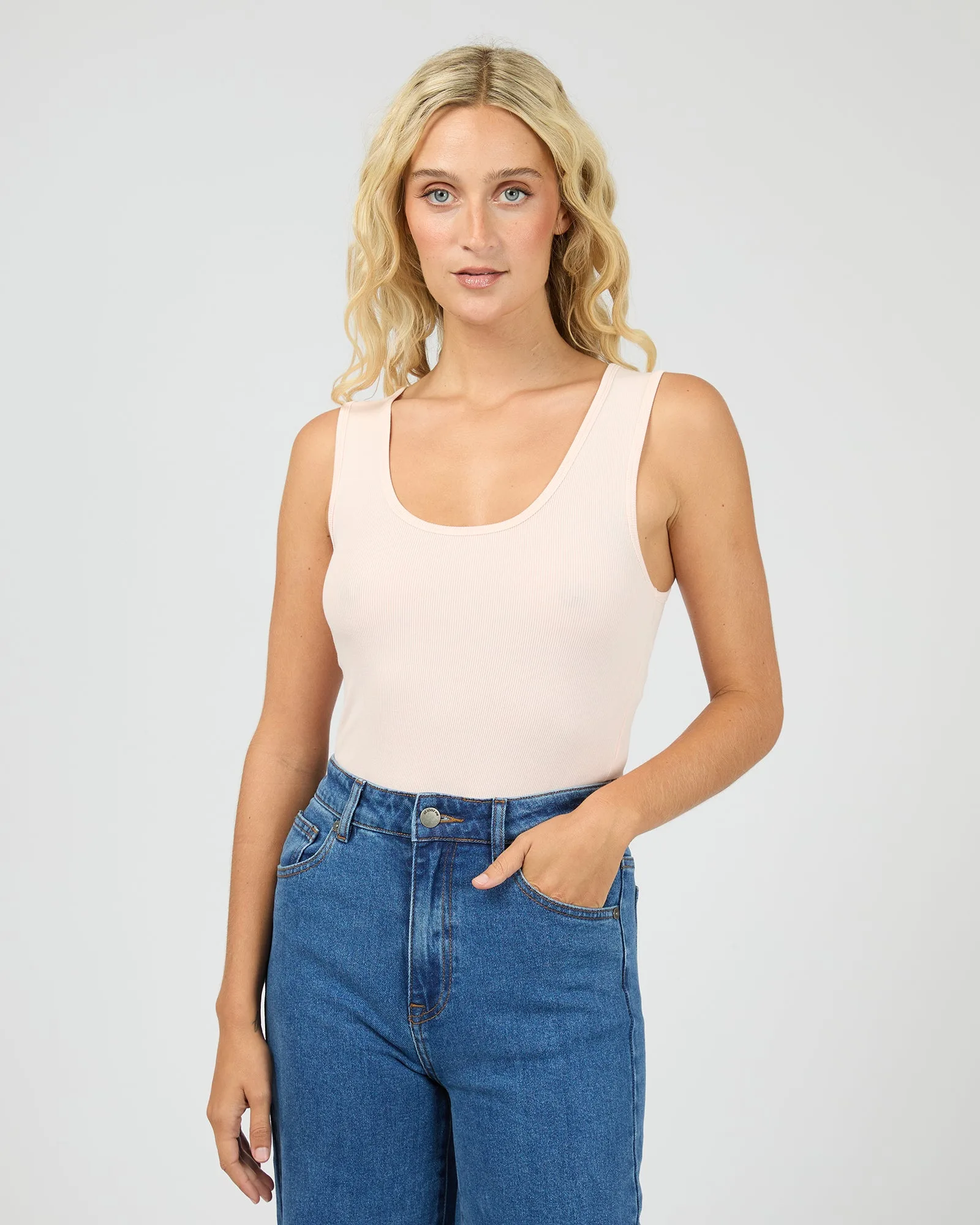 How to Style a Washed Rib Scoop Neck Tee for Everyday Outfits