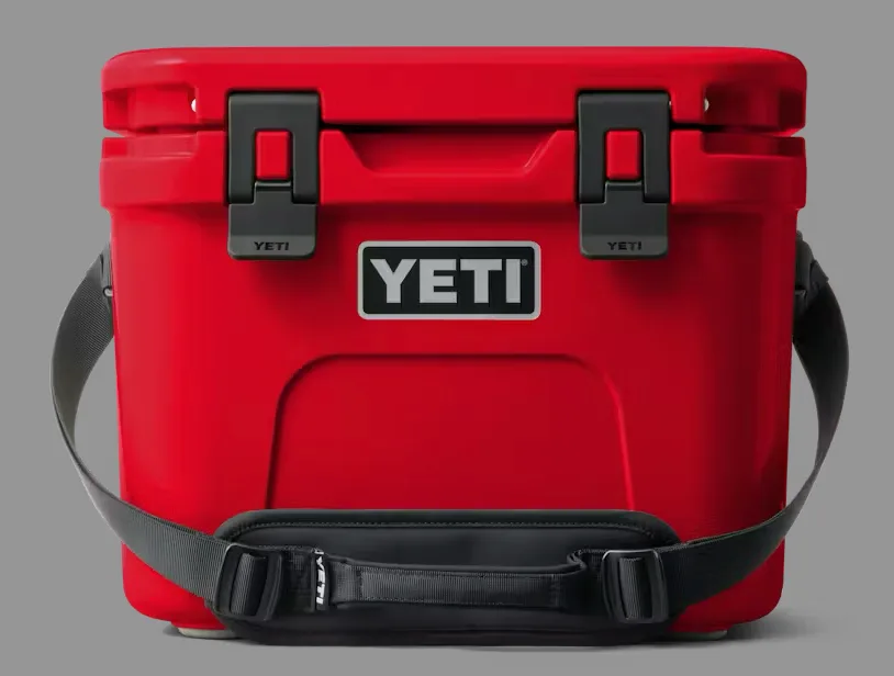 مبرد Yeti الأحمر مقابل كوب Chomps Yeti: مواجهة المشروبات الباردة