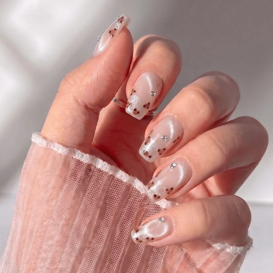 Come stratificare unghie press-on con adesivi gel per un look personalizzato