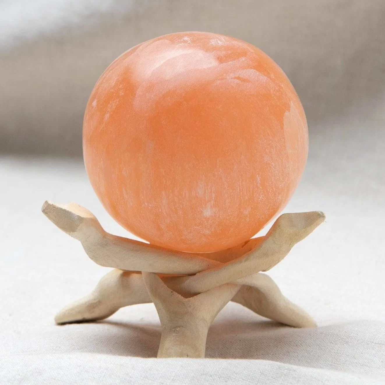 Peach Selenite-kule med stativ: Bruk til utstilling og energi