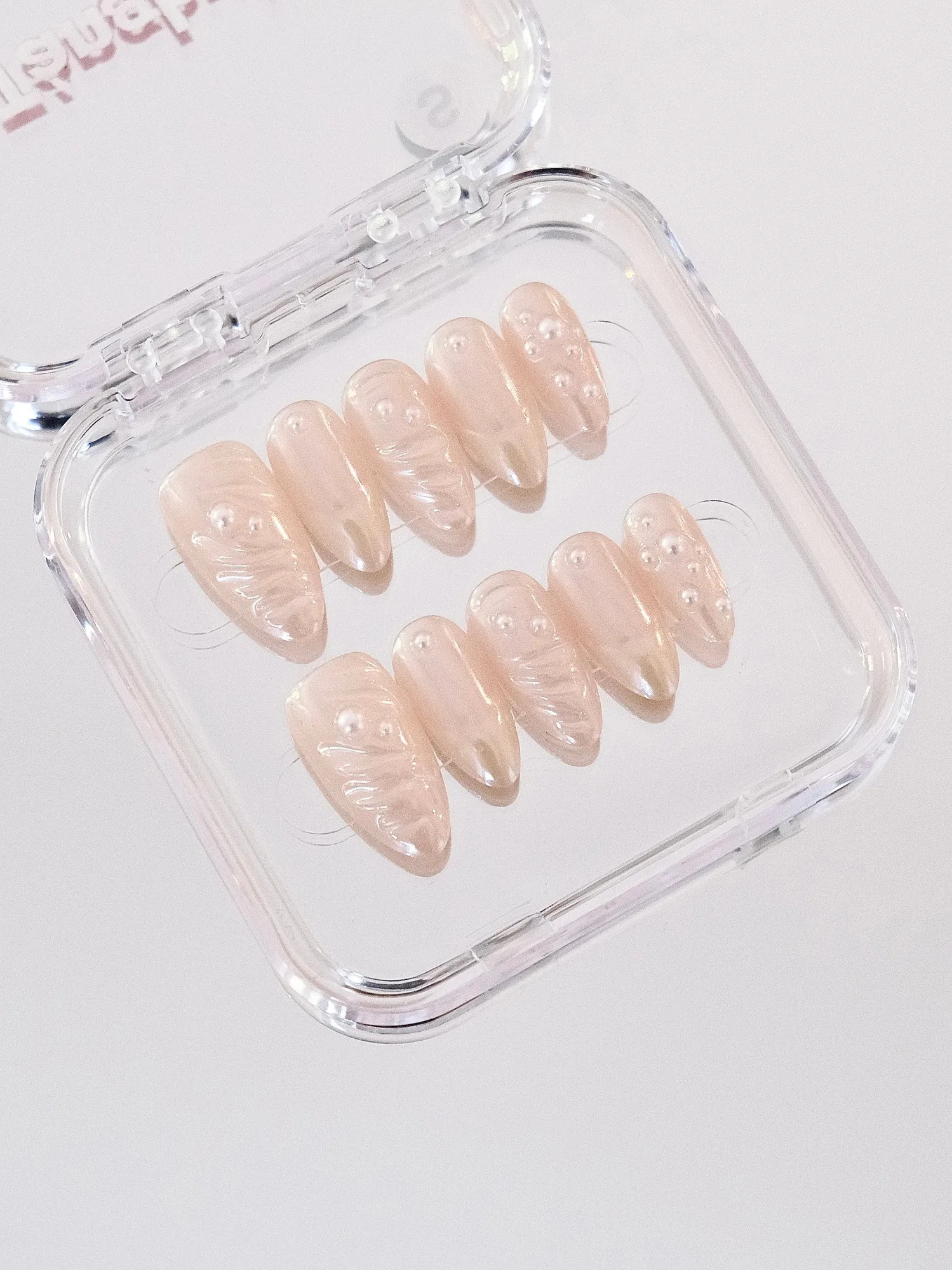 Cómo aplicar las uñas postizas Paris Gem para un look chic