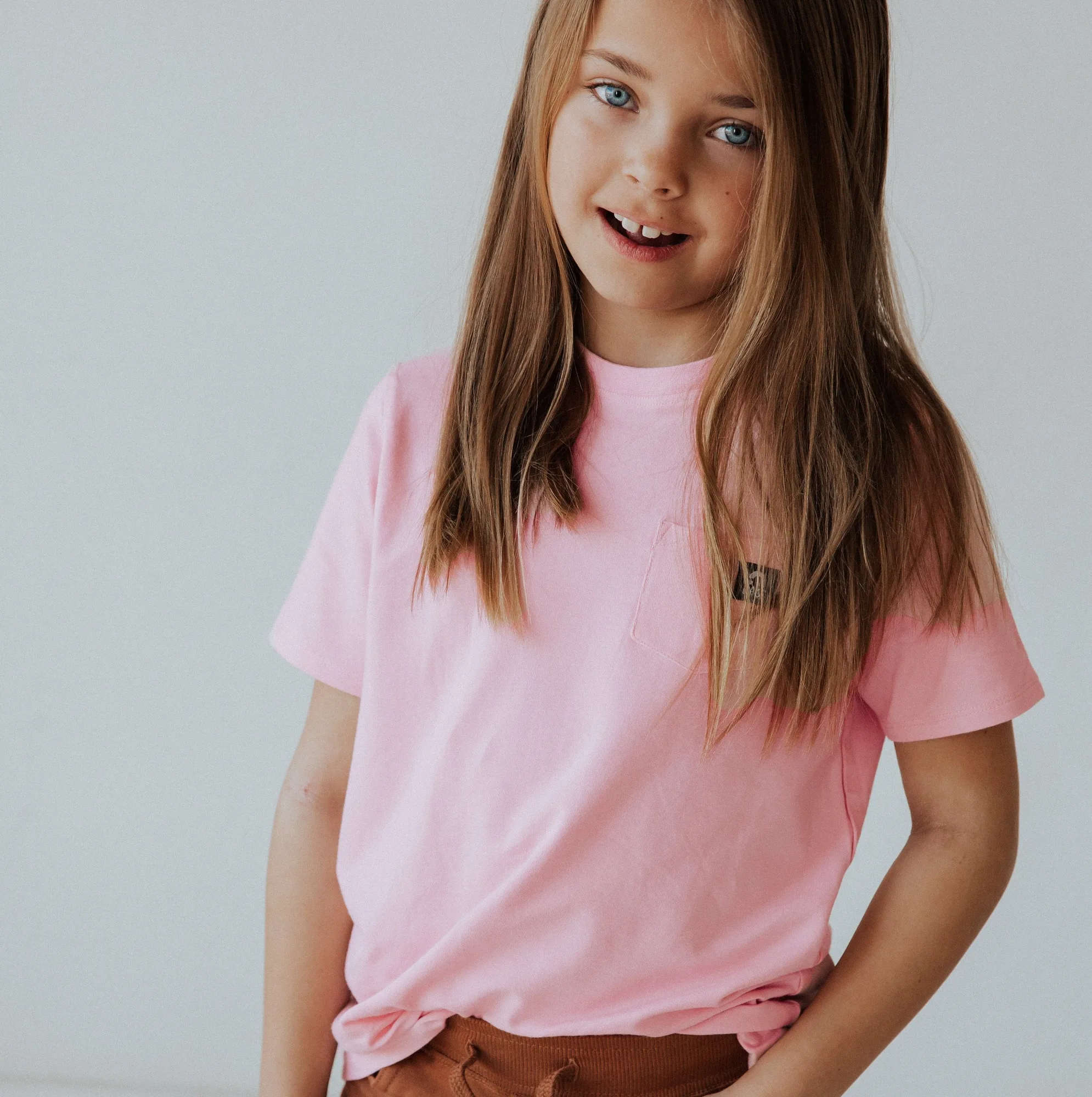 Tee-shirt rose clair ou Tee-shirt Phantom : Quelle teinte unisexe pour votre enfant ?