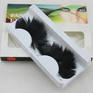 Cómo peinar pestañas de plumas negras para un look dramático