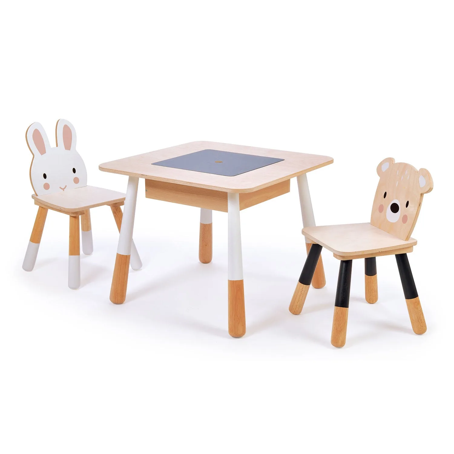 Installer une table et des chaises Forêt pour enfants