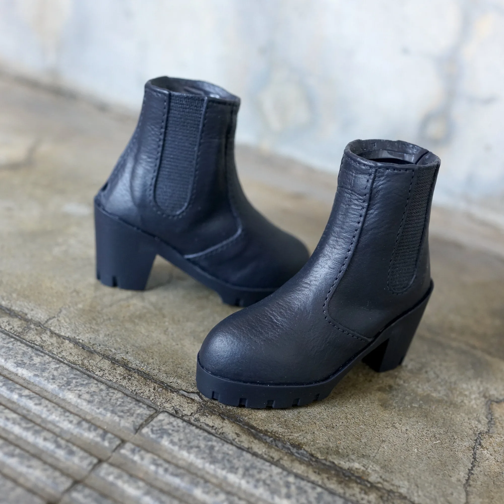 Comment associer les bottes Chelsea Smart Doll (Vinyle Noir Marine) à différentes tenues