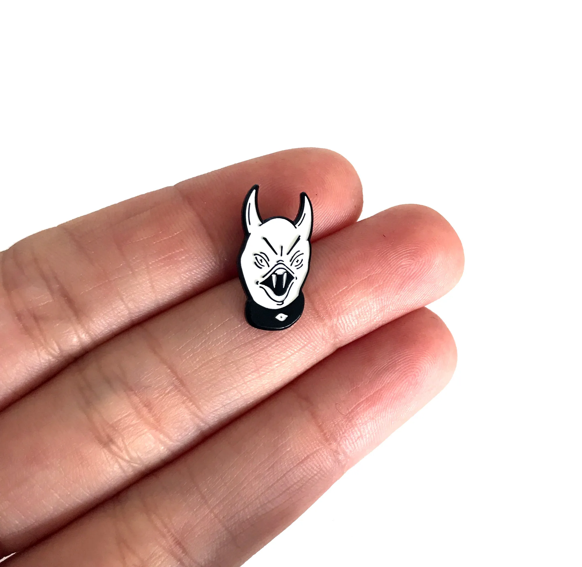 Colecionar pins esmaltados: temas, qualidade e exposição