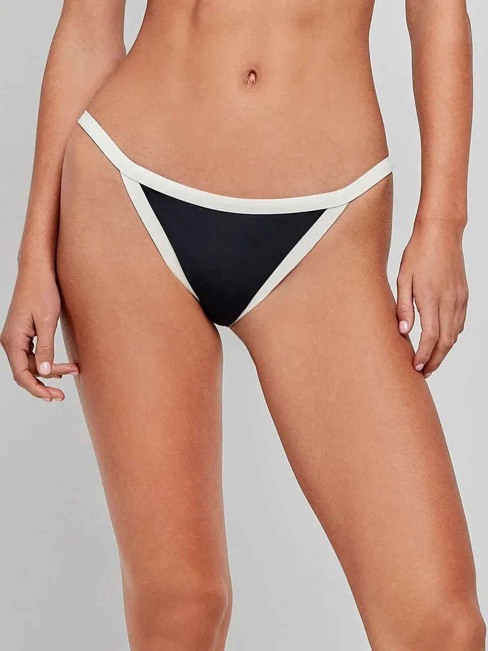 Braga bikini tiras bicolor: cómo combinarla con tops