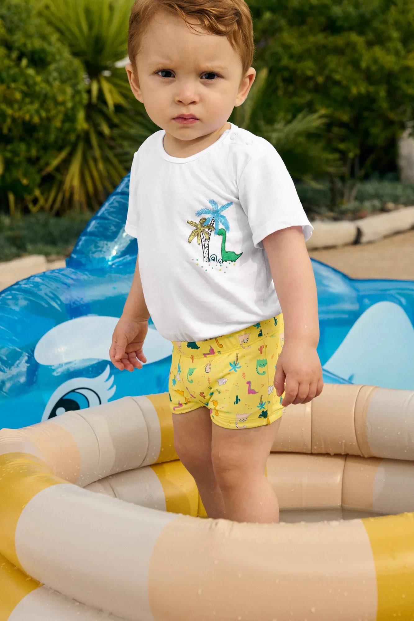 Conjunto camiseta y bañador bóxer bebé estampado dinosaurios