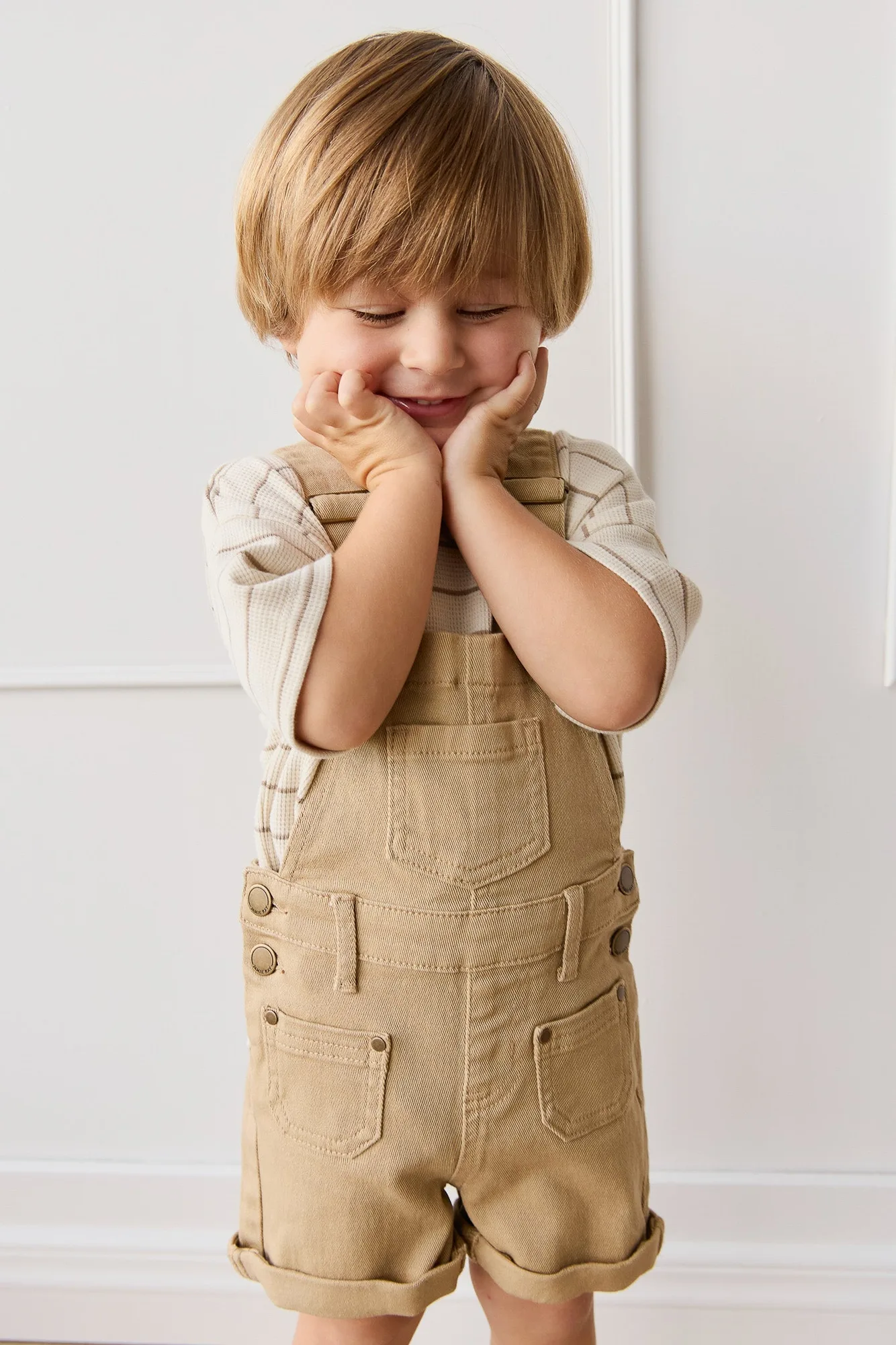 So stylen Sie den Chase Short Overall für Kleinkinder