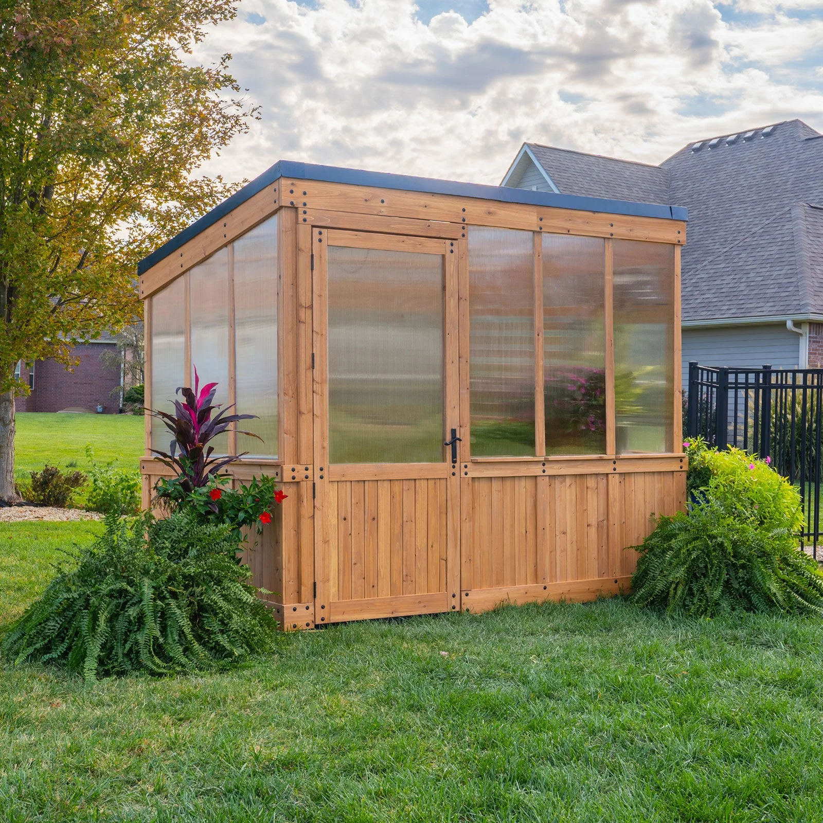 Zo kies je een kas voor je tuin: maat, materialen en plaatsing