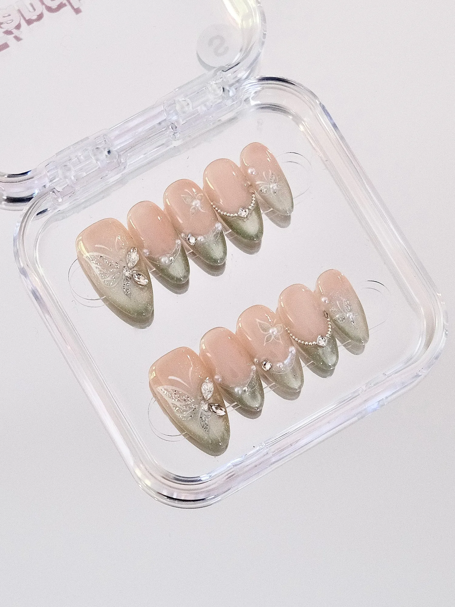 Come applicare le unghie finte Ethereal Mist per un look leggero e arioso