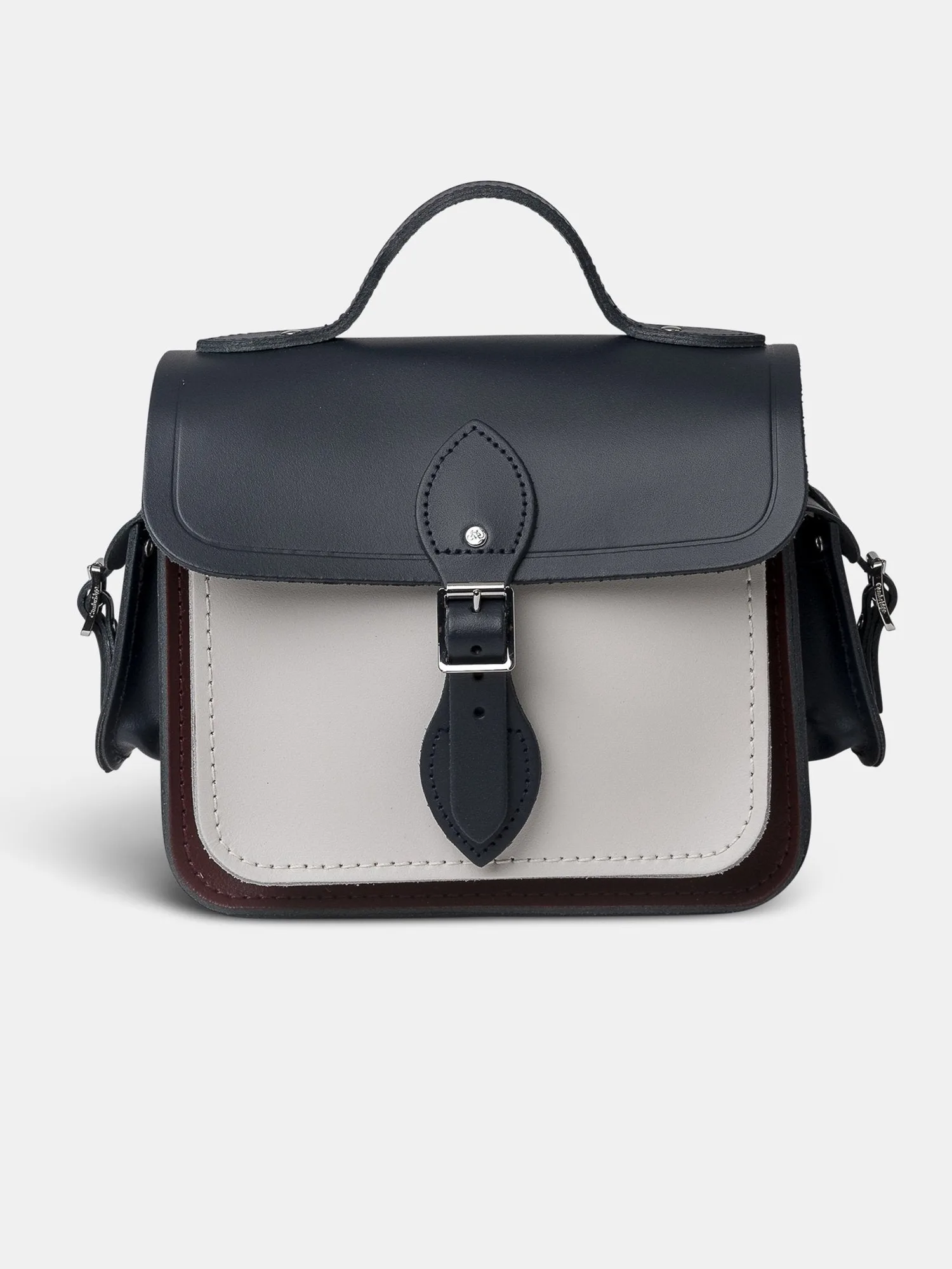 ما الذي يتسع داخل حقيبة Traveller Clay Oxblood Navy