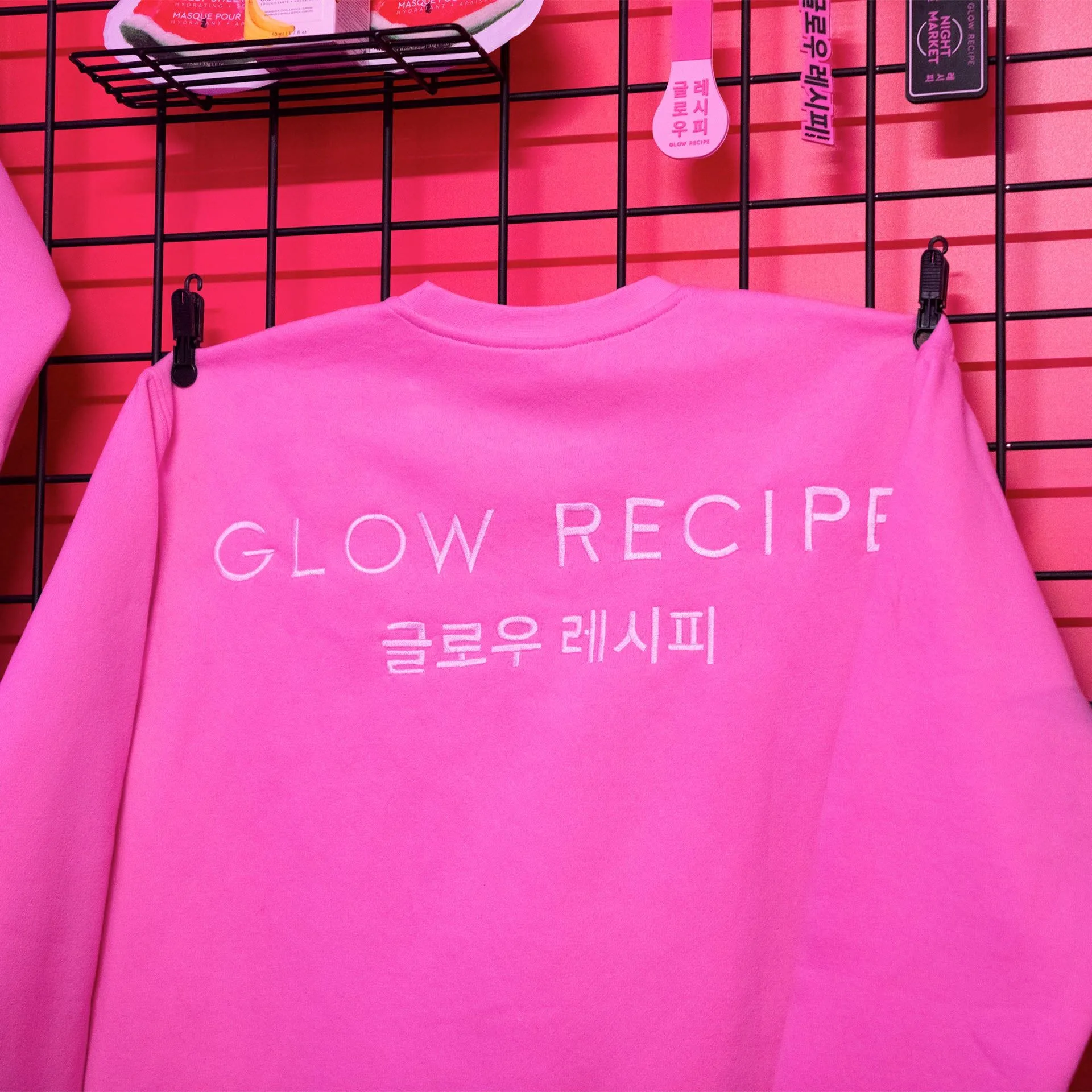 Jak stylizować bluzę 10 Years of Glow na każdą okazję