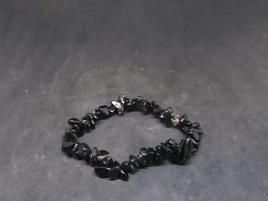 Náramek z kousků černého obsidiánu