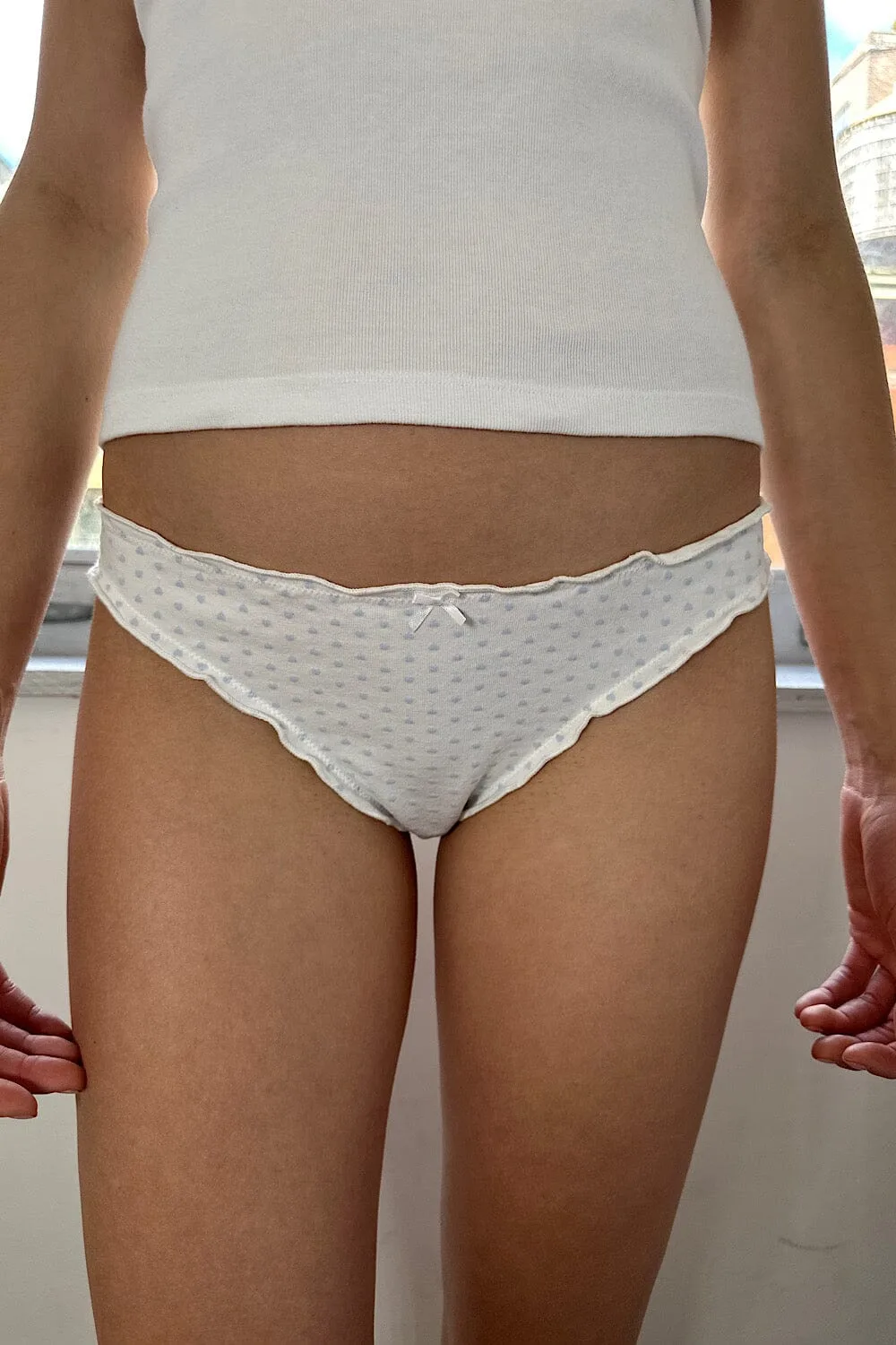 Roupa interior de bolinhas com laço: tamanhos e cuidados