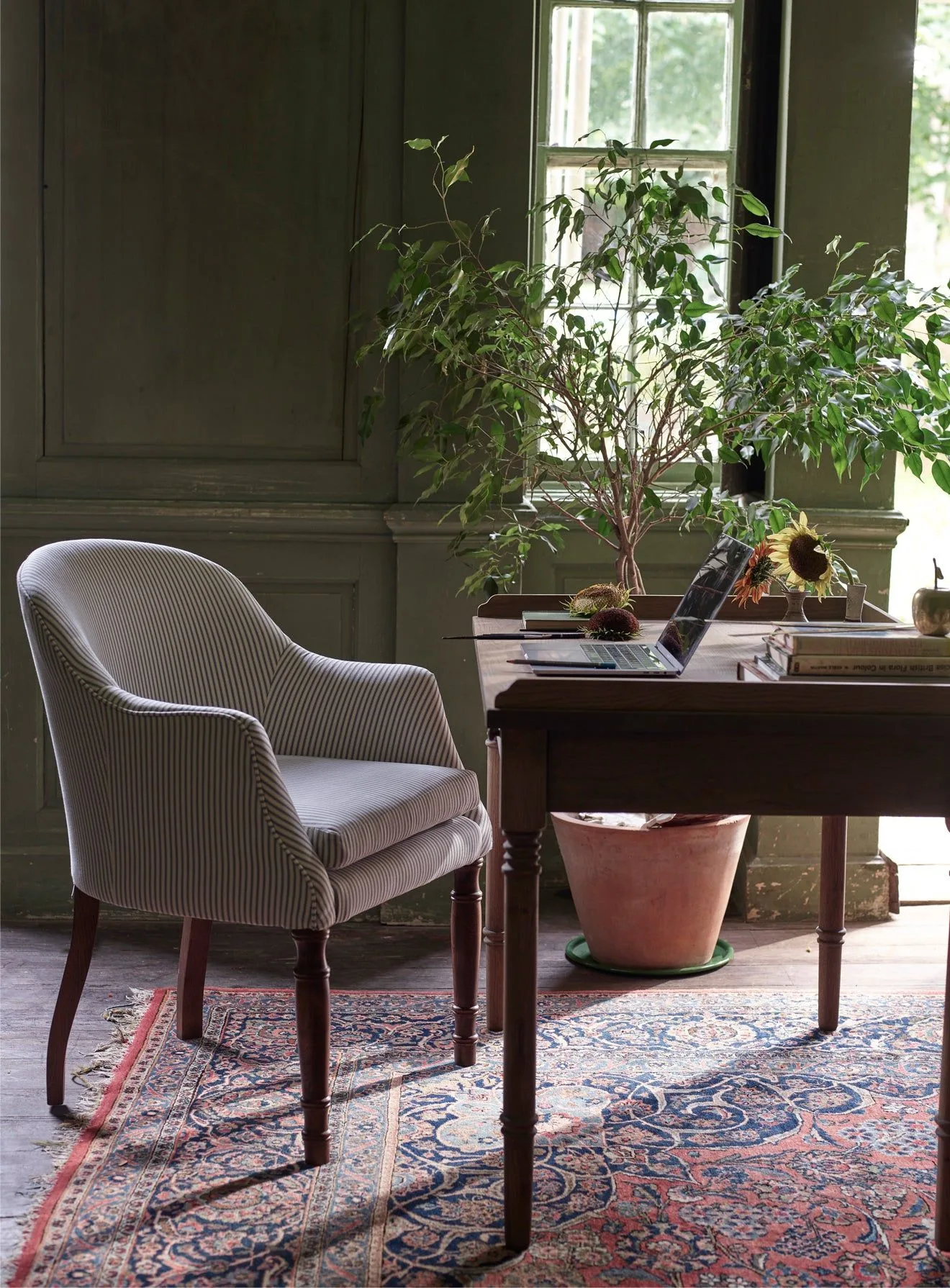 The Pros and Cons of Velvet Upholstery for Armchairs: Is It the Right Fabric for You?