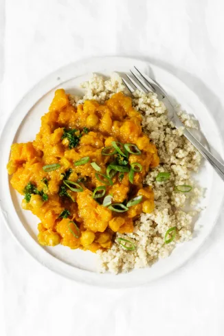 Comment servir un bol de curry de pois chiches et lentilles à la patate douce